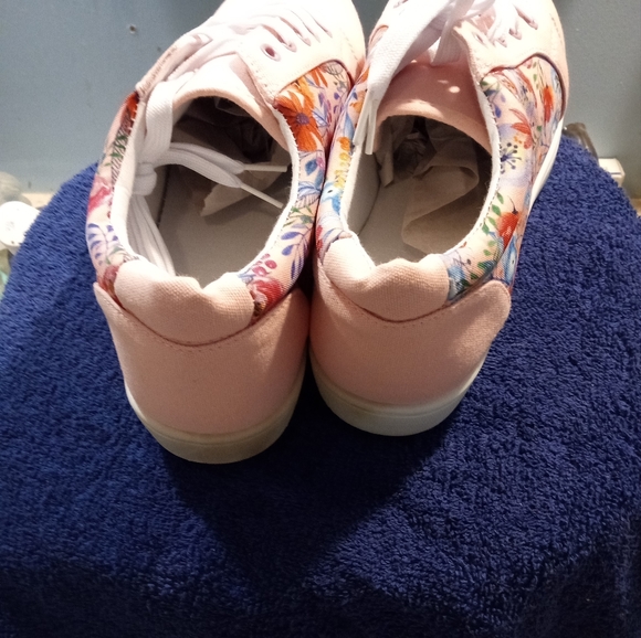 Woman's peach/flowers sneakers - Picture 5 of 6